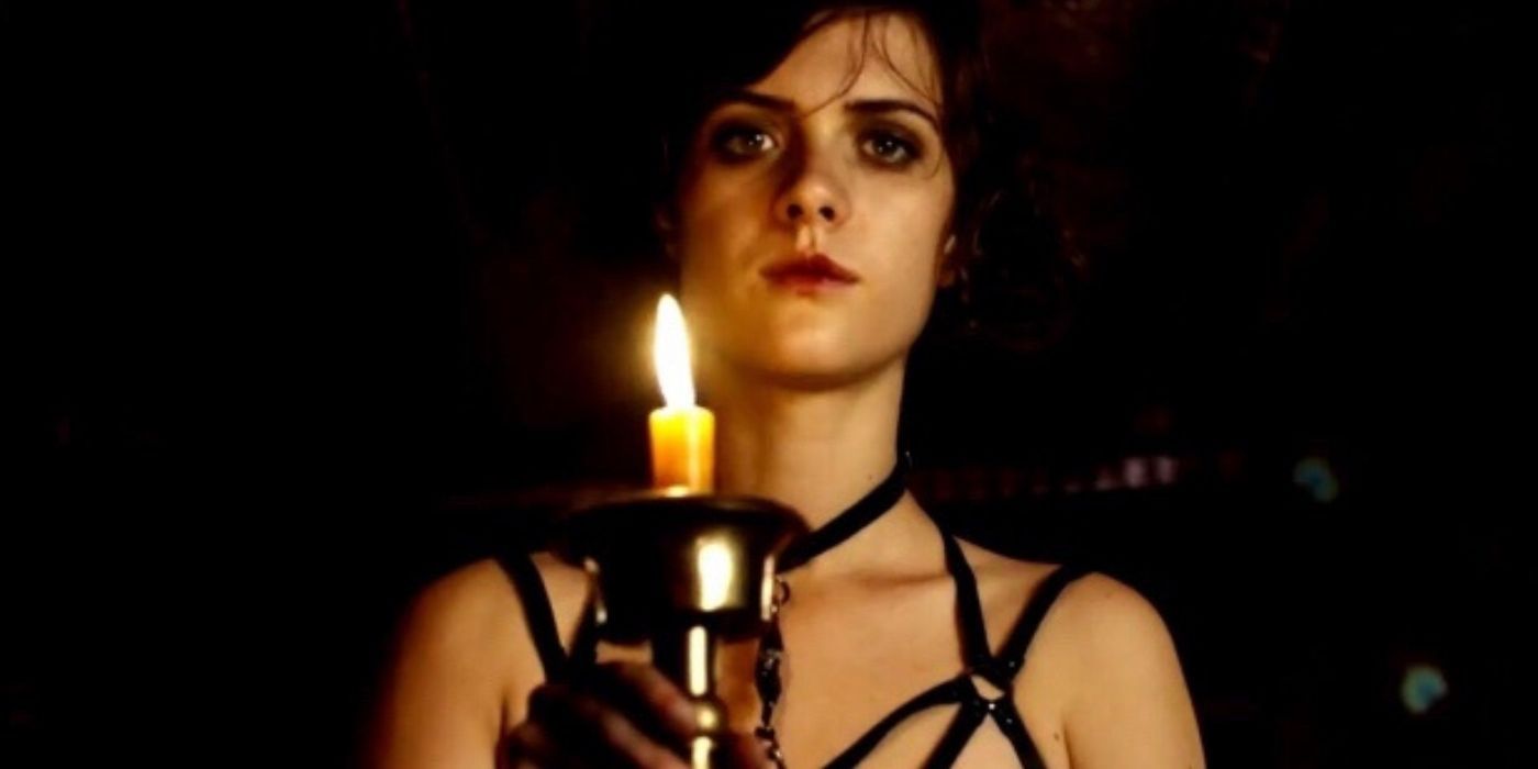 Charlotte Ritter holding a candle in Babylon Berlin