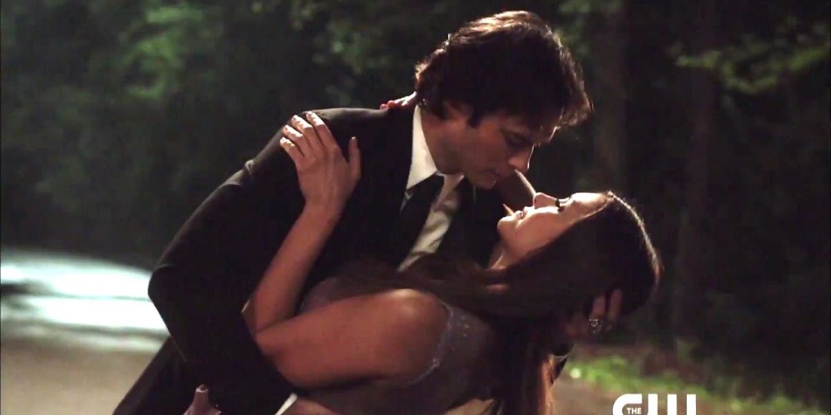 Damon e Elena dançam pela última vez no final da 6ª temporada de The Vampire Diaries
