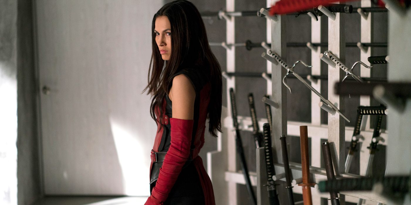 Elektra in a room full of weapons in Daredevil