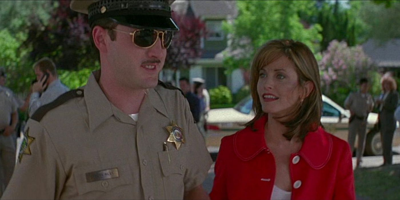 Dewey and Gale standing outside in Scream (1996) 