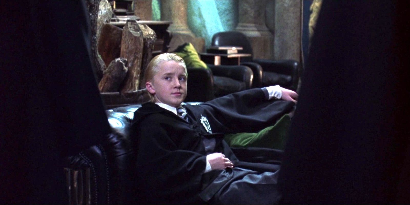 Draco Malfoy deitado em um sofá em Harry Potter e a Câmara Secreta