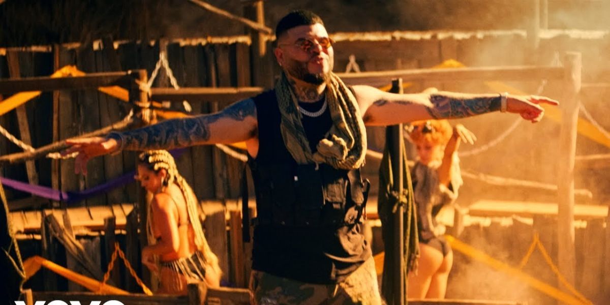 Farruko with arms outstretched in the video for Pepas
