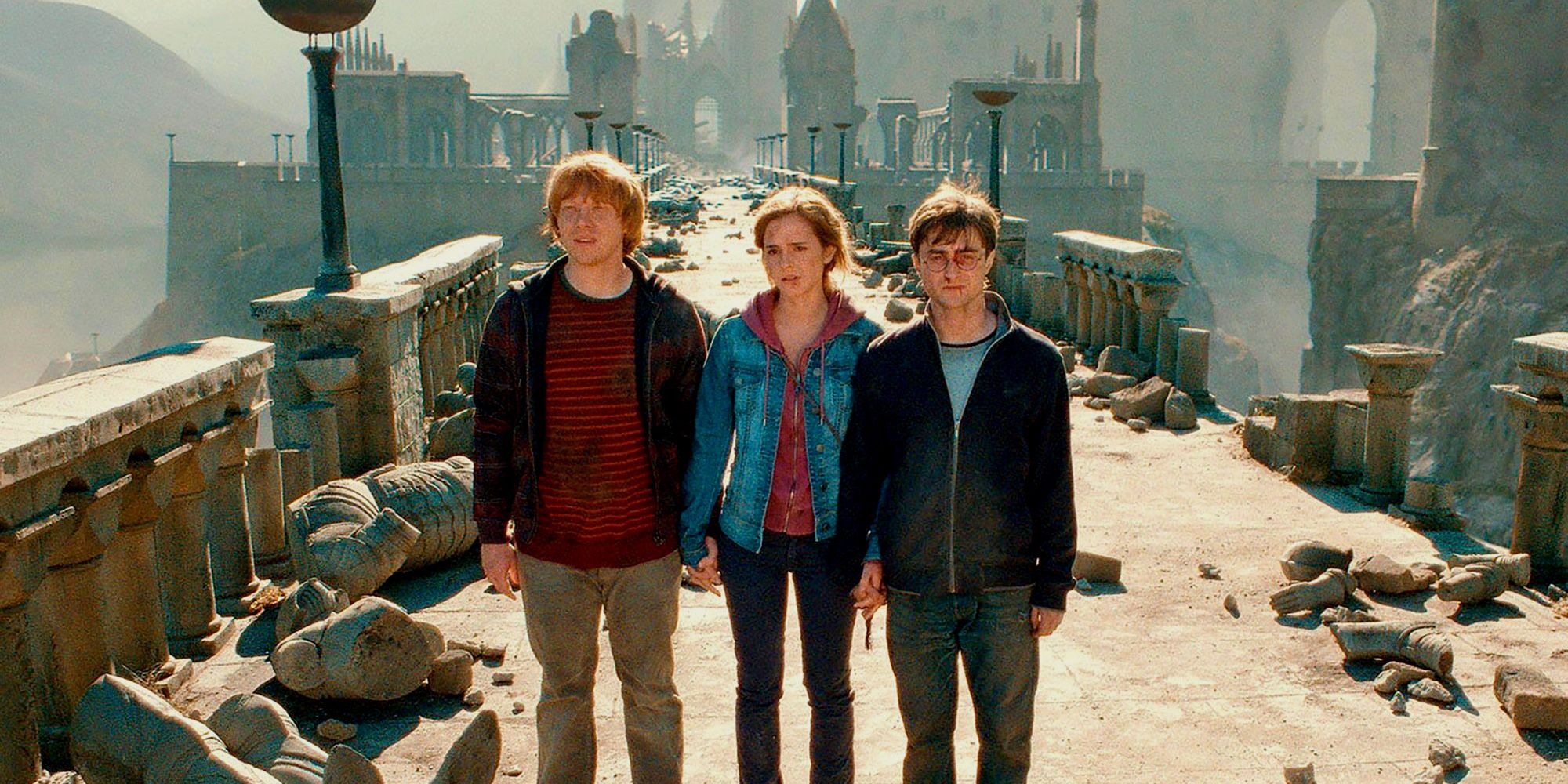 Harry e Ron em pé na destruição do castelo de Hogwarts em Harry Potter. 