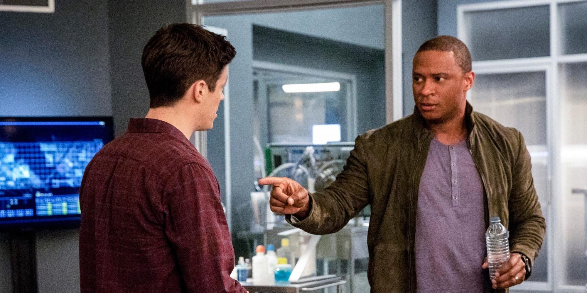 John Diggle talks with Barry Allen
