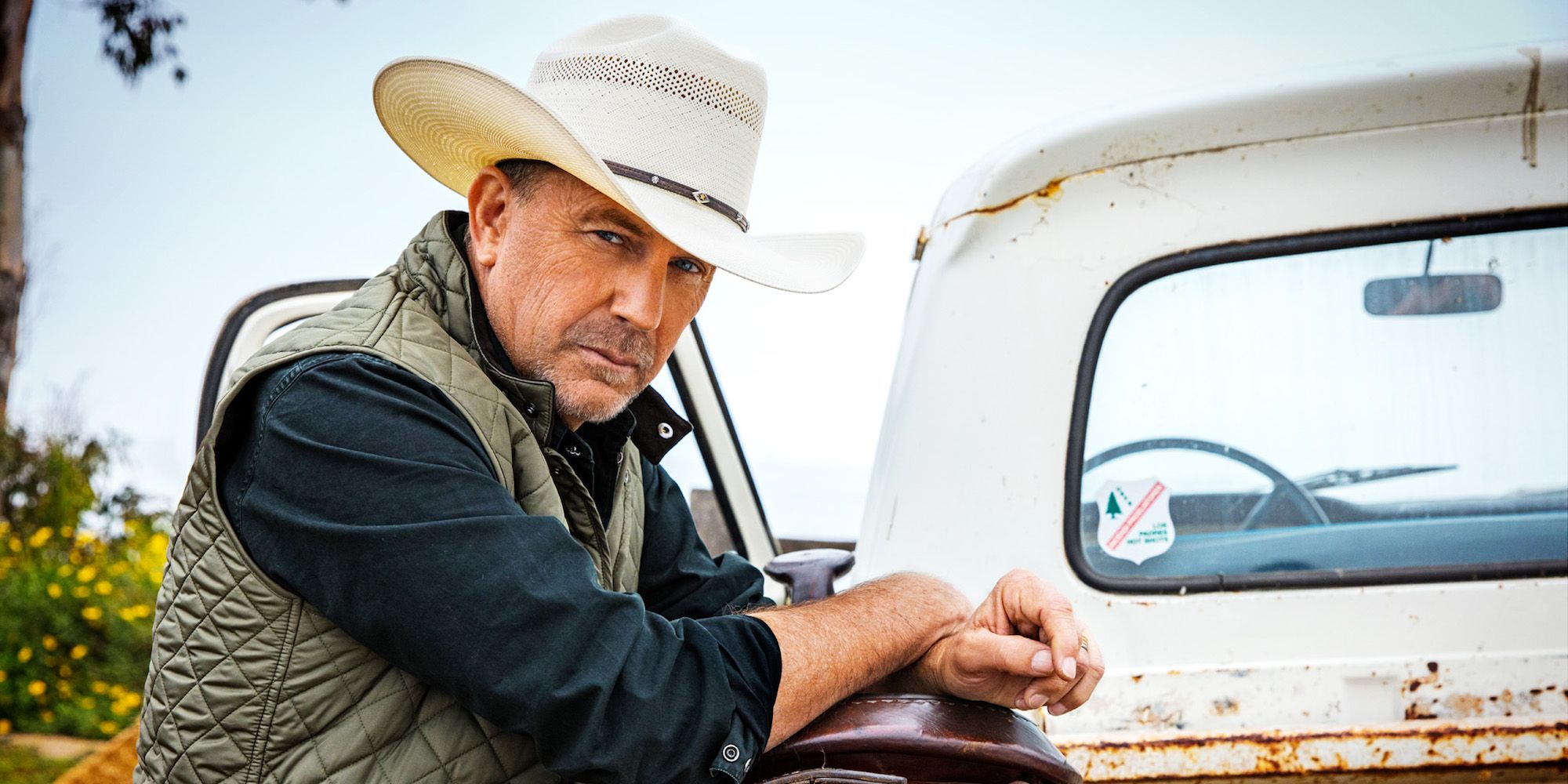 Kevin Costner sebagai John Dutton dengan truk di Yellowstone