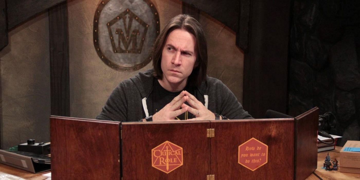 Matthew Mercer da Critical Role atrás de uma tela de D&D DM