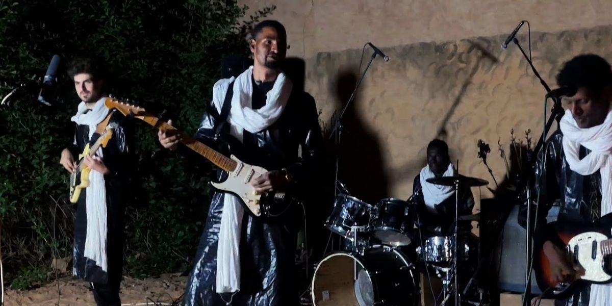 Mcdou Moctar and his band in the live video for Tala Tannam