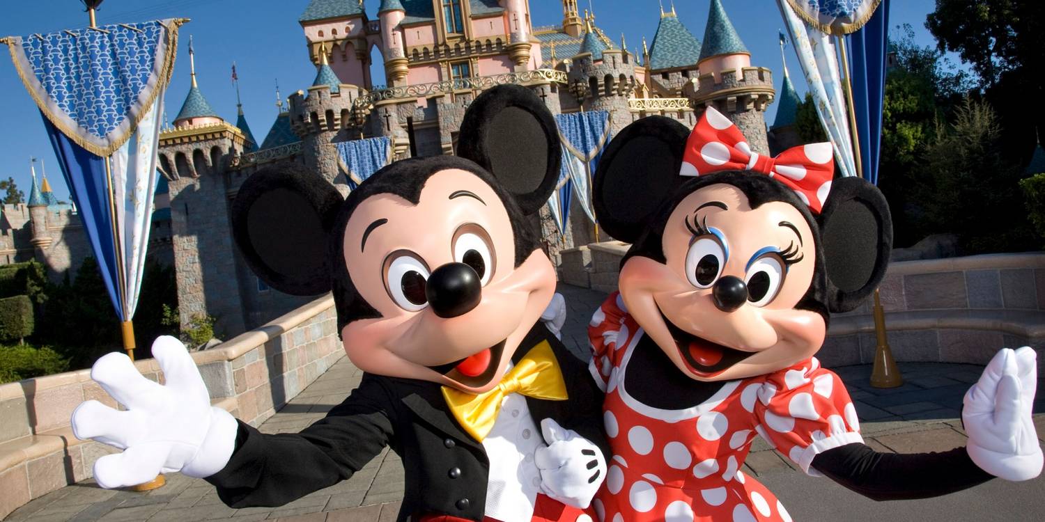 Por que Mickey Mouse tem apenas 4 dedos? Resposta vai surpreender você 3 Mickey e Minnie na Disneylândia (Reprodução)