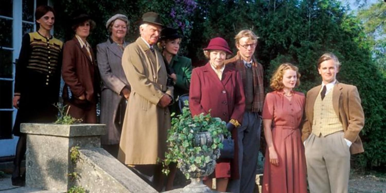 Miss Marple and the cast of a Murder is Announced standing on some steps