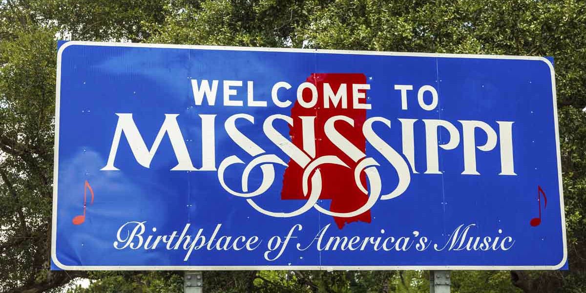The welcome sign to the state of Mississippi in blue with white lettering 