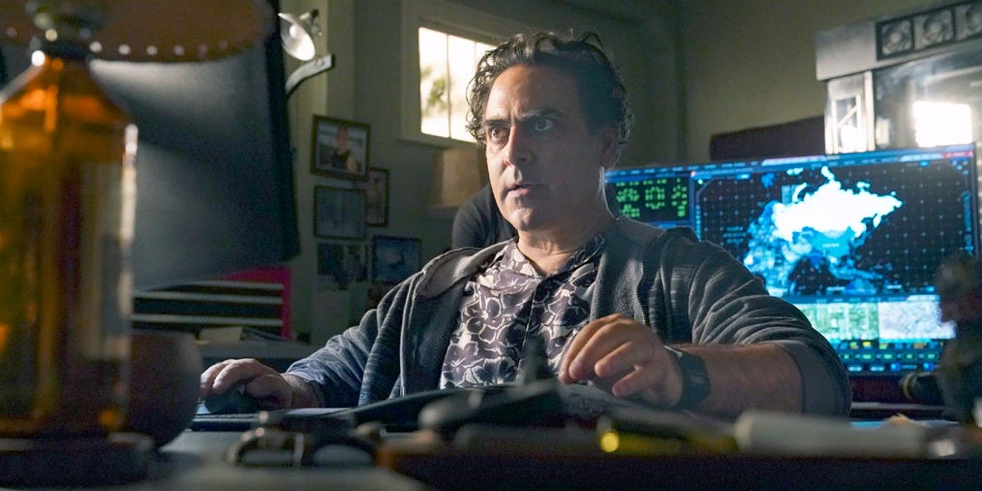 Jason Antoon sa Ernie Malik working at a computer in NCIS Hawaii 