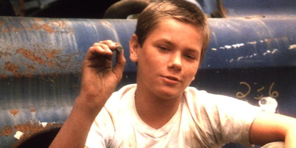 River Phoenix holds a pebble in Stand by Me