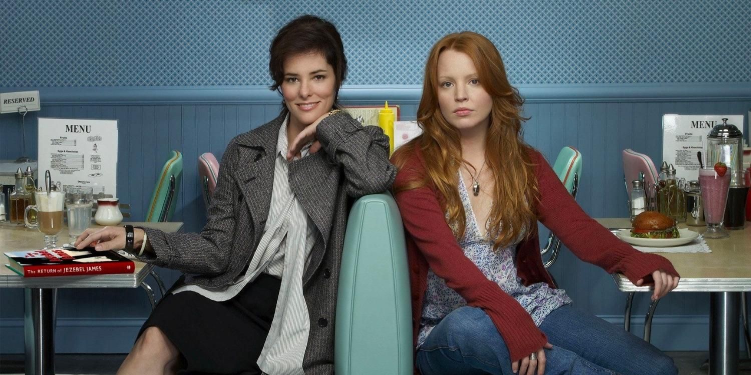 Sarah and Coco sit back to back in diner booths in The Return of Jezebel James