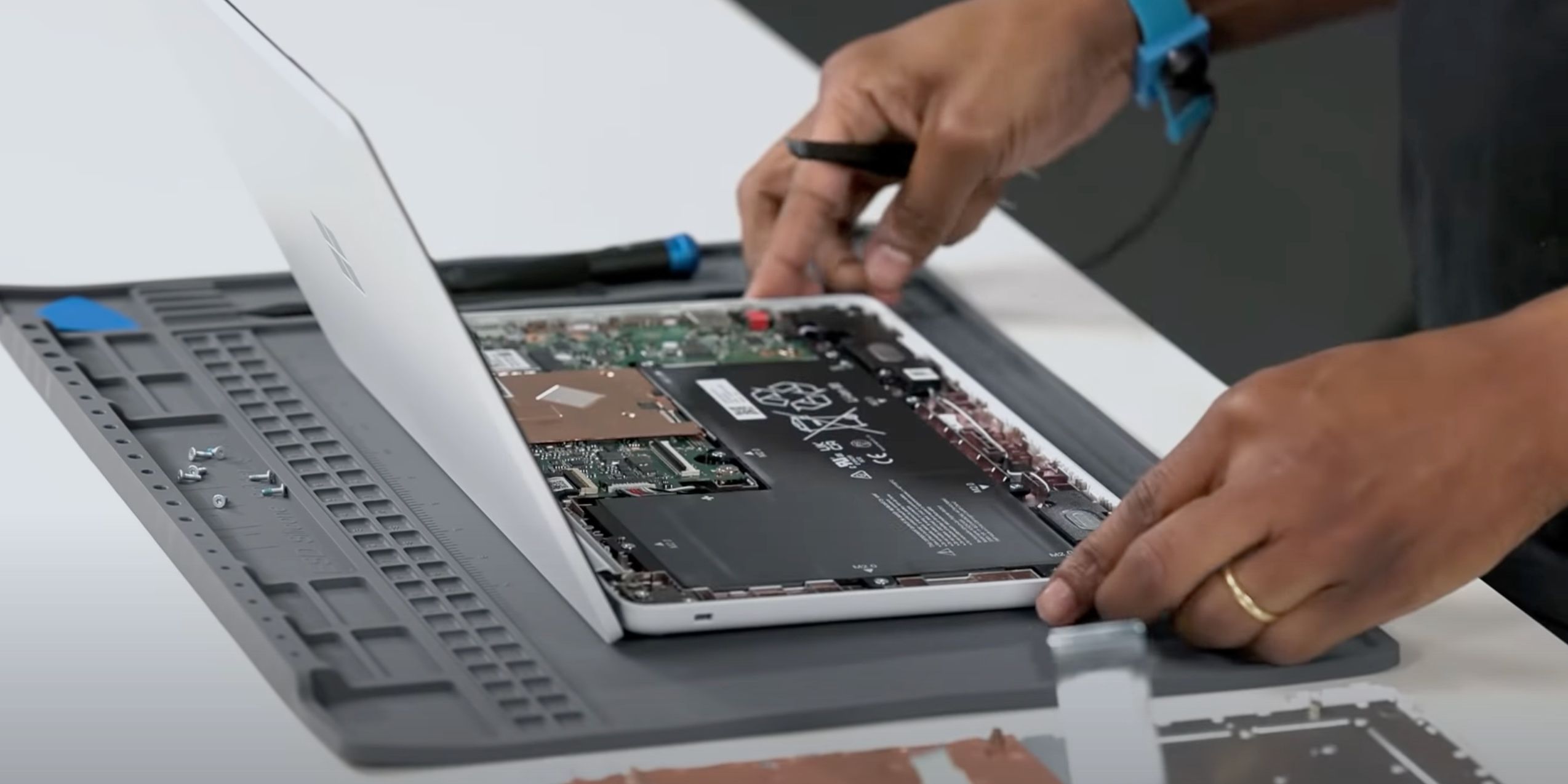 Microsoft Now Shows You How To Repair A Surface Laptop SE
