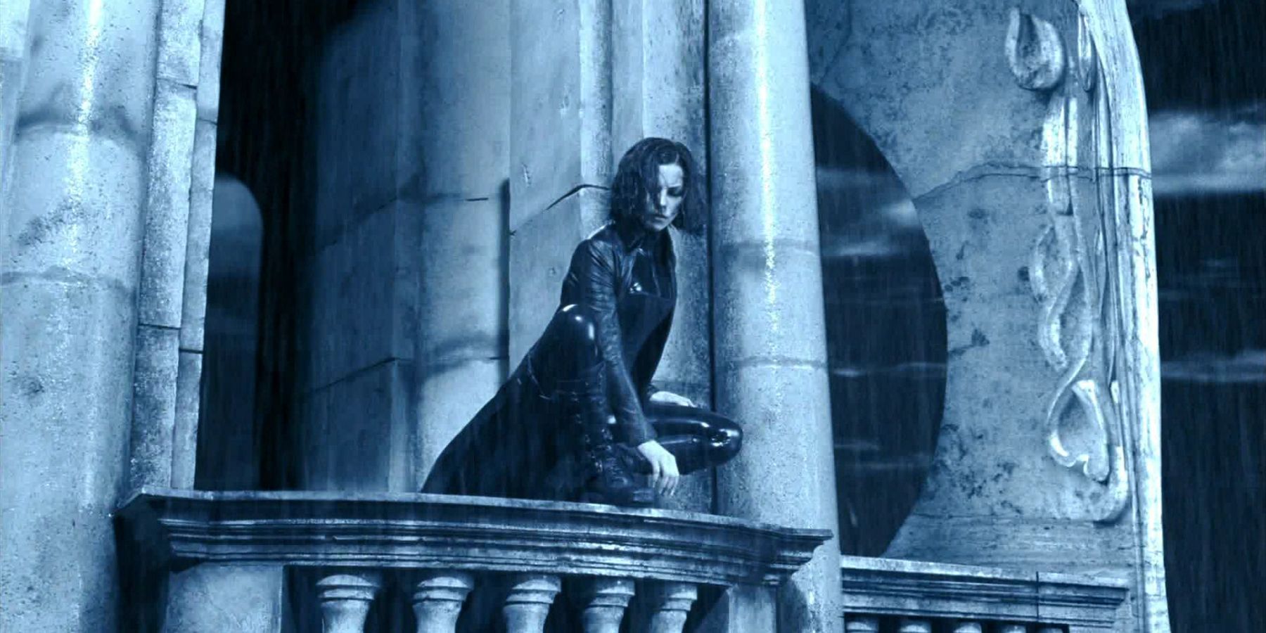 Selene looking over the city in Underworld 2003