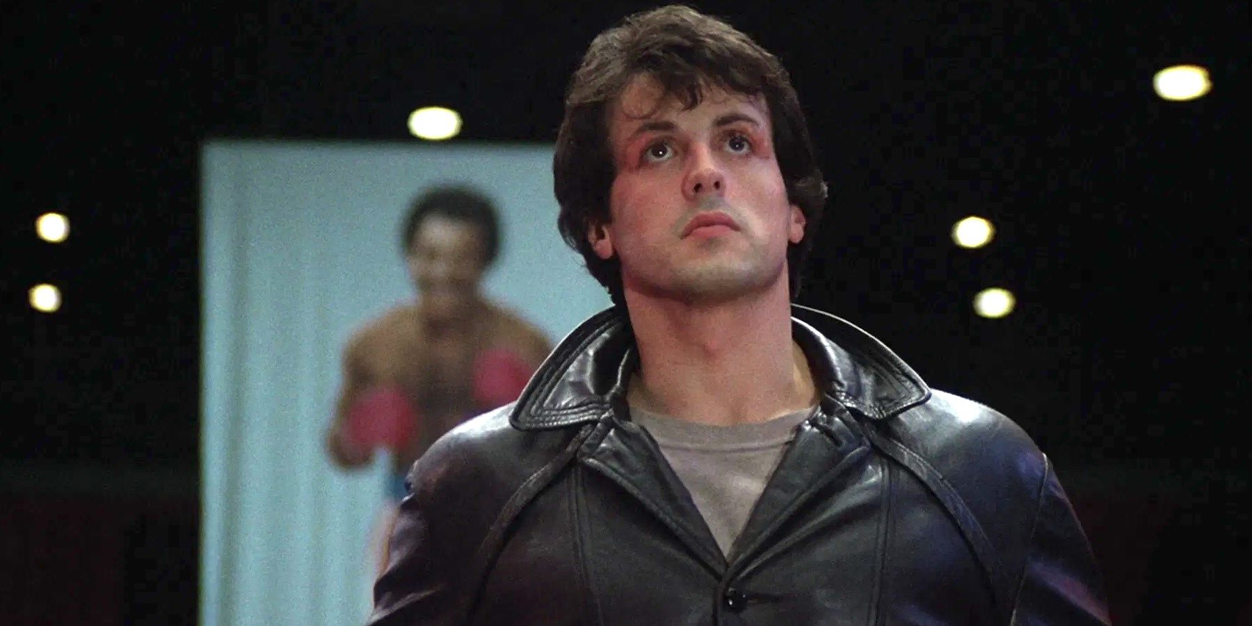 Rocky Balboa olhando para cima em Rocky 1976