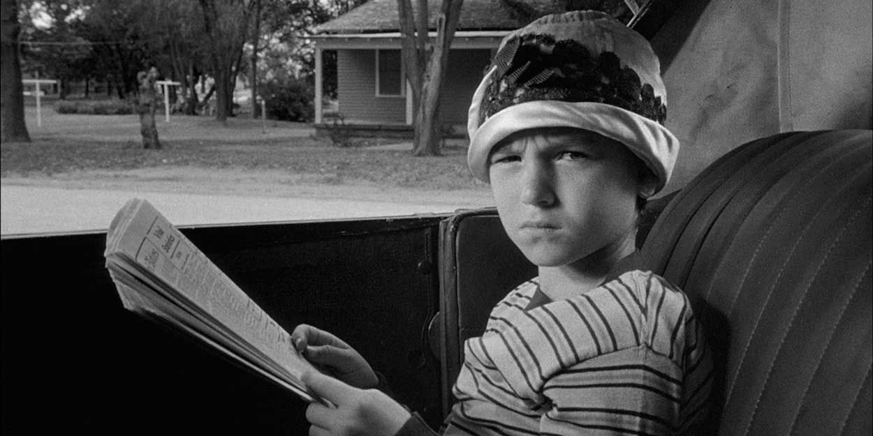 Tatum O'Neal's character looks up from reading the paper in Paper Moon