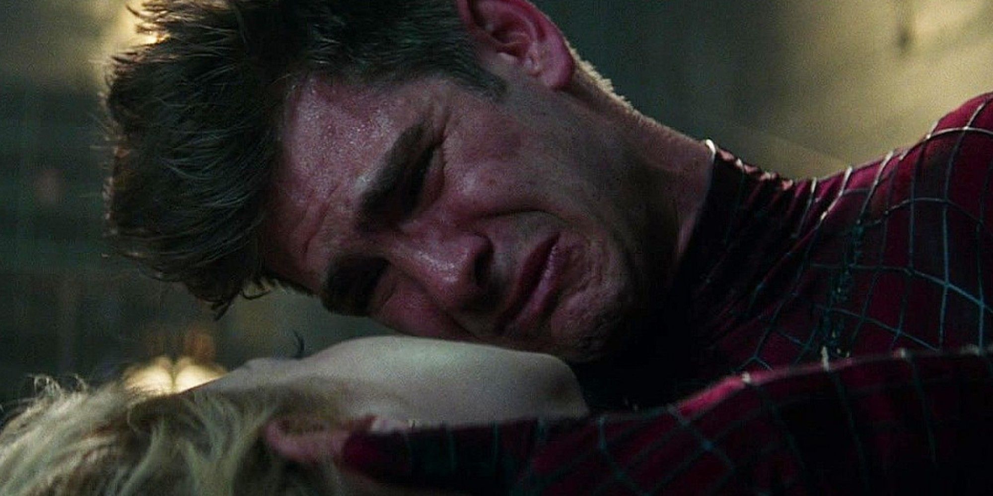 Peter crying over Gwen's body in The Amazing Spider-Man 2
