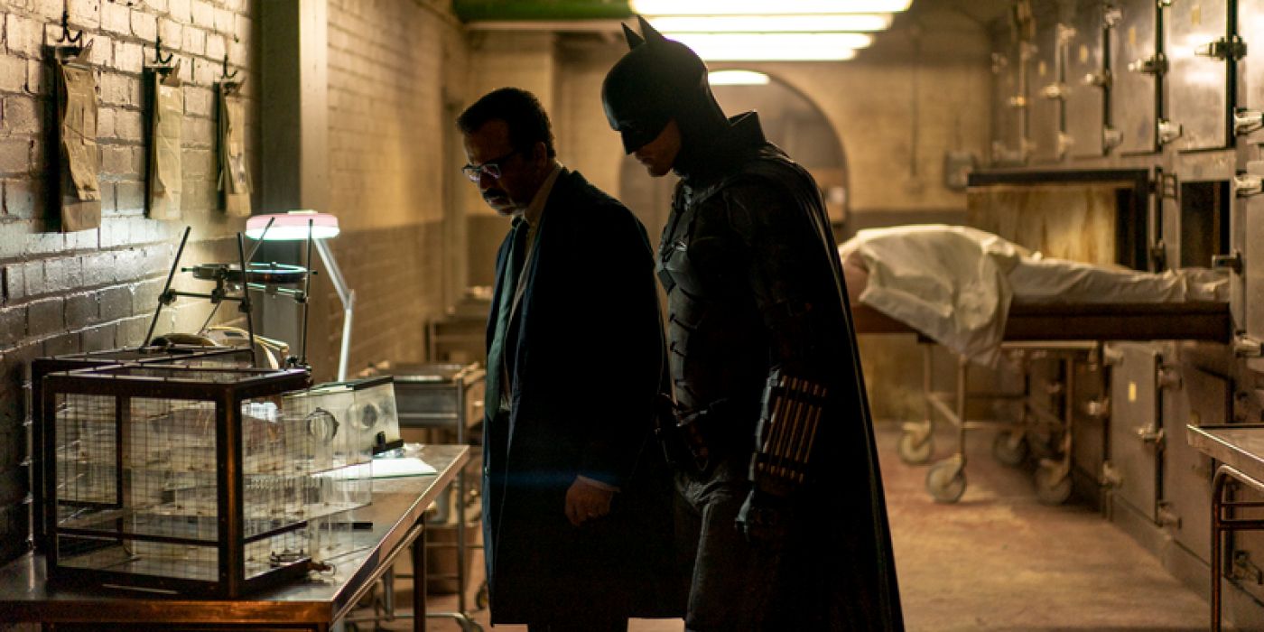 Jim Gordon e Bruce Wayne no necrotério em The Batman
