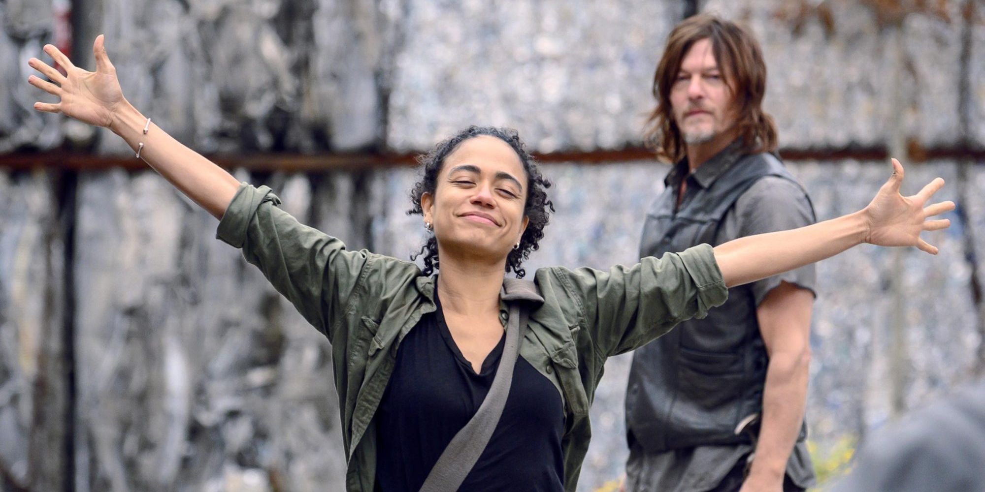 Connie (Lauren Ridloff) abre os braços bem-humorada, Daryl (Norman Reedus) assiste por trás em The Walking Dead