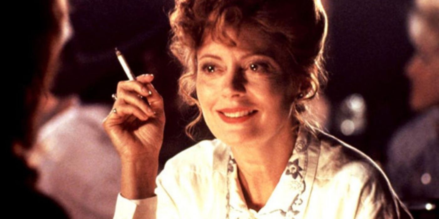 Lpuise smiling while smoking a cigarrette in Thelma &amp; Louise
