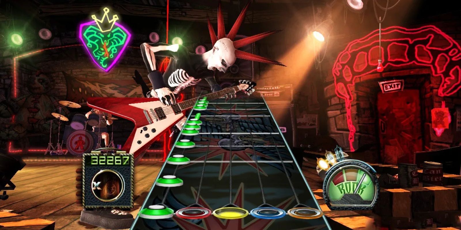 Um punk de cabelo espetado toca guitarra no Guitar Hero