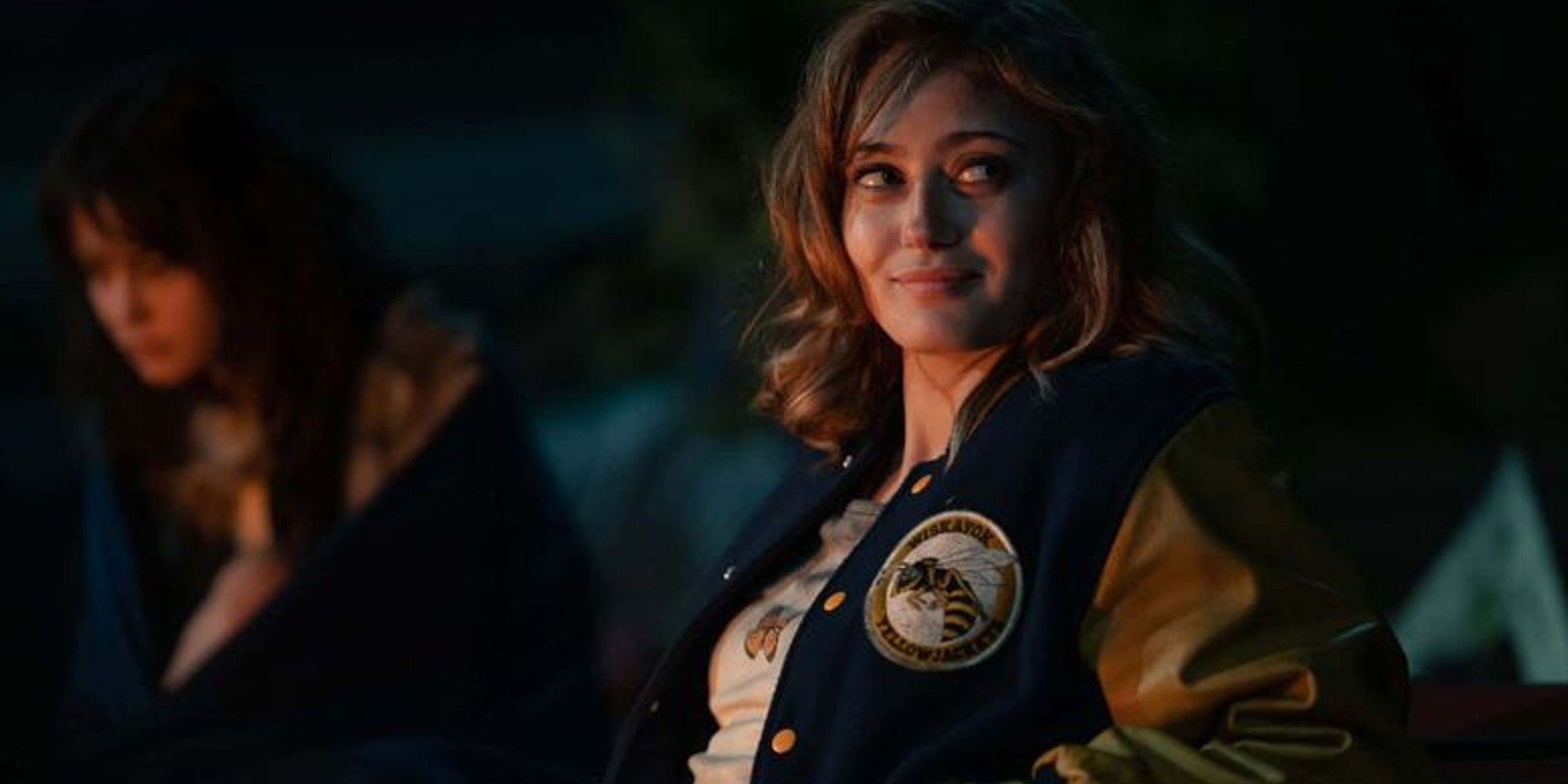 Jackie (Ella Purnell) sonríe con la camiseta de su equipo en la temporada 1 de Yellowjackets