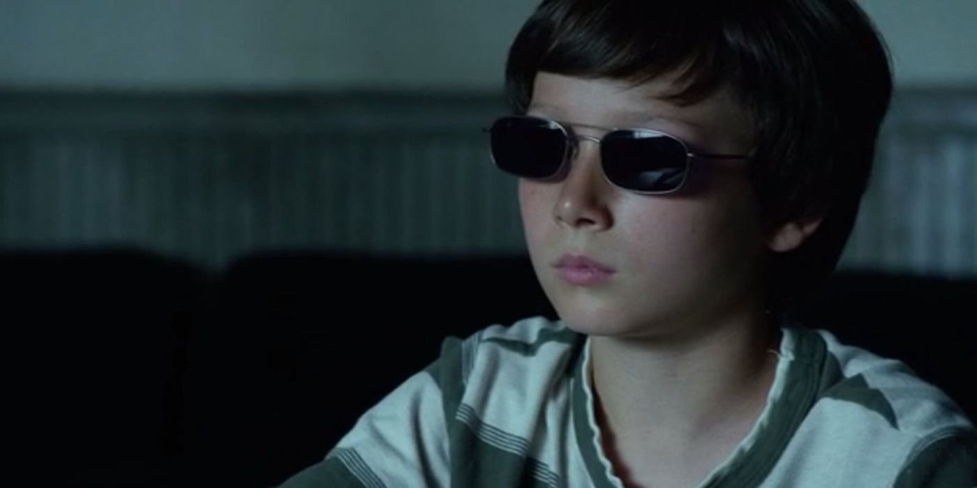 A young Matt Murdock wearing his glasses in Daredevil season 1