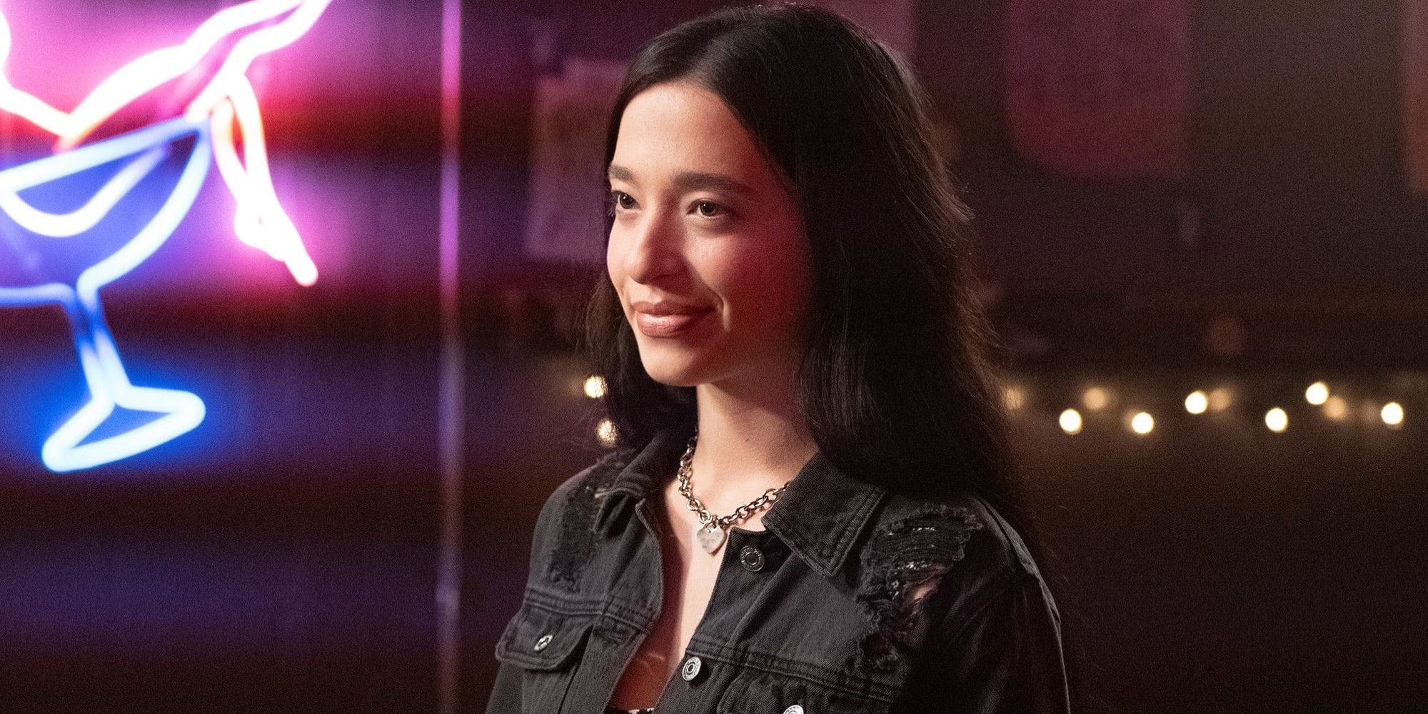 Amber smiles at a bar in Scream (2022).