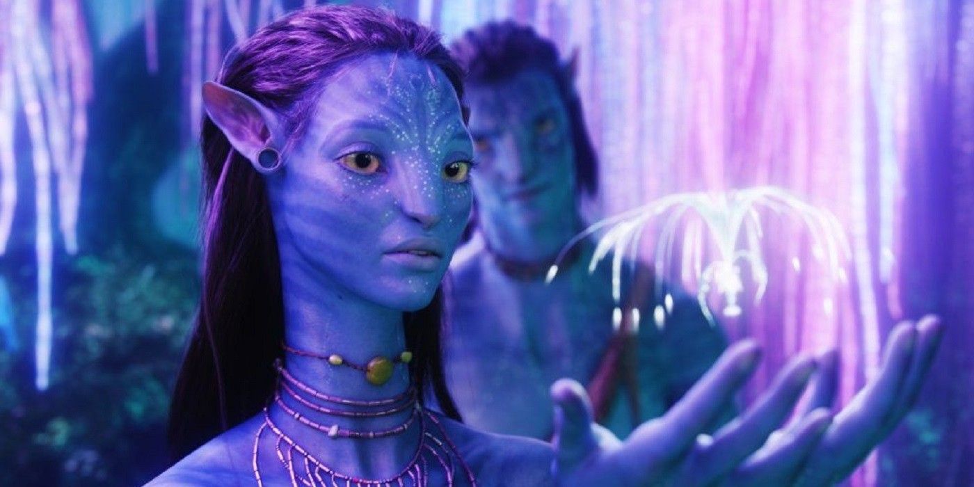 Neytiri and Jake looking at a seed of the sacred tree in Avatar