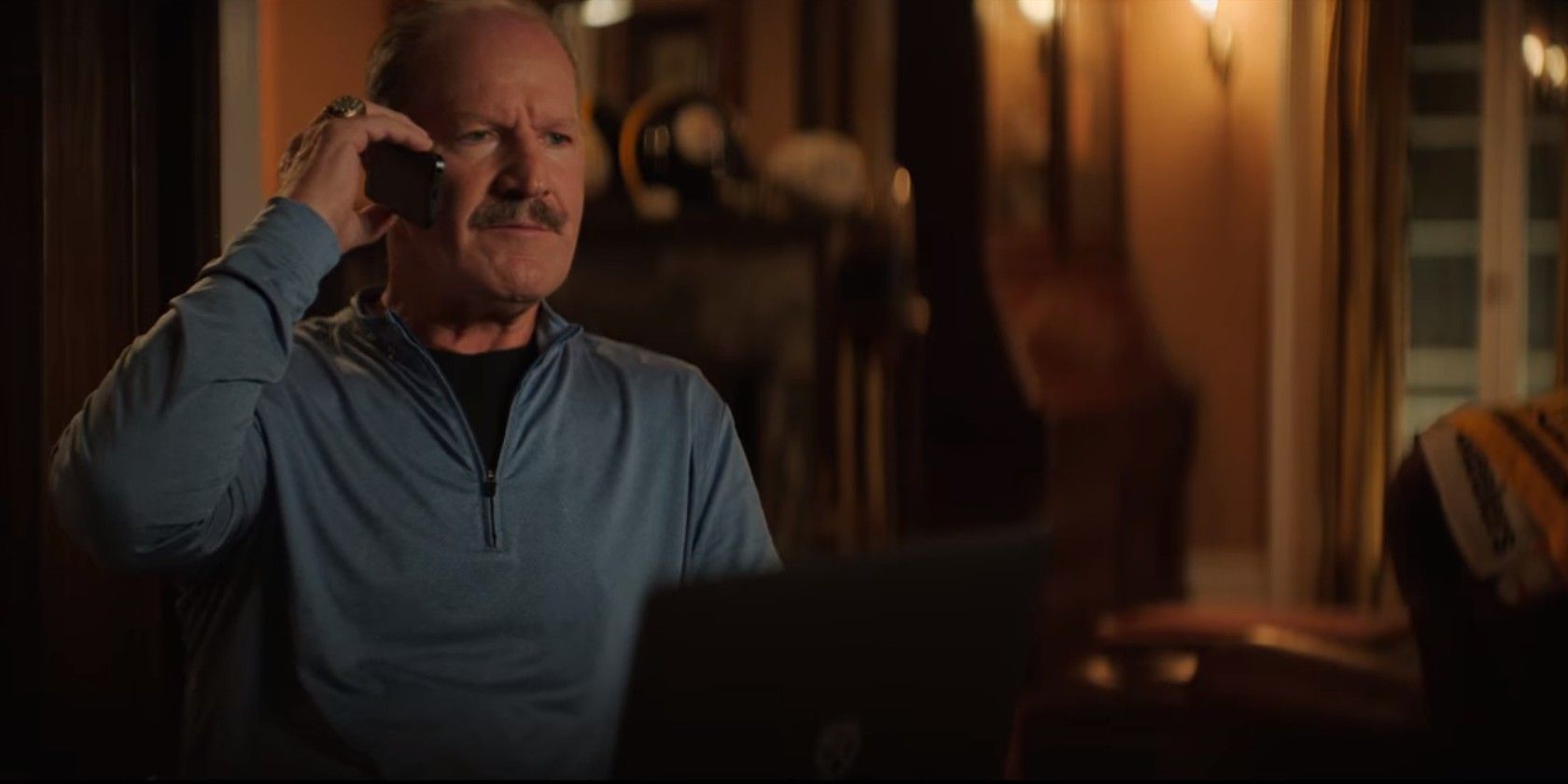 Llamada telefónica cameo de Bill Cowher en Home Team de Netflix.