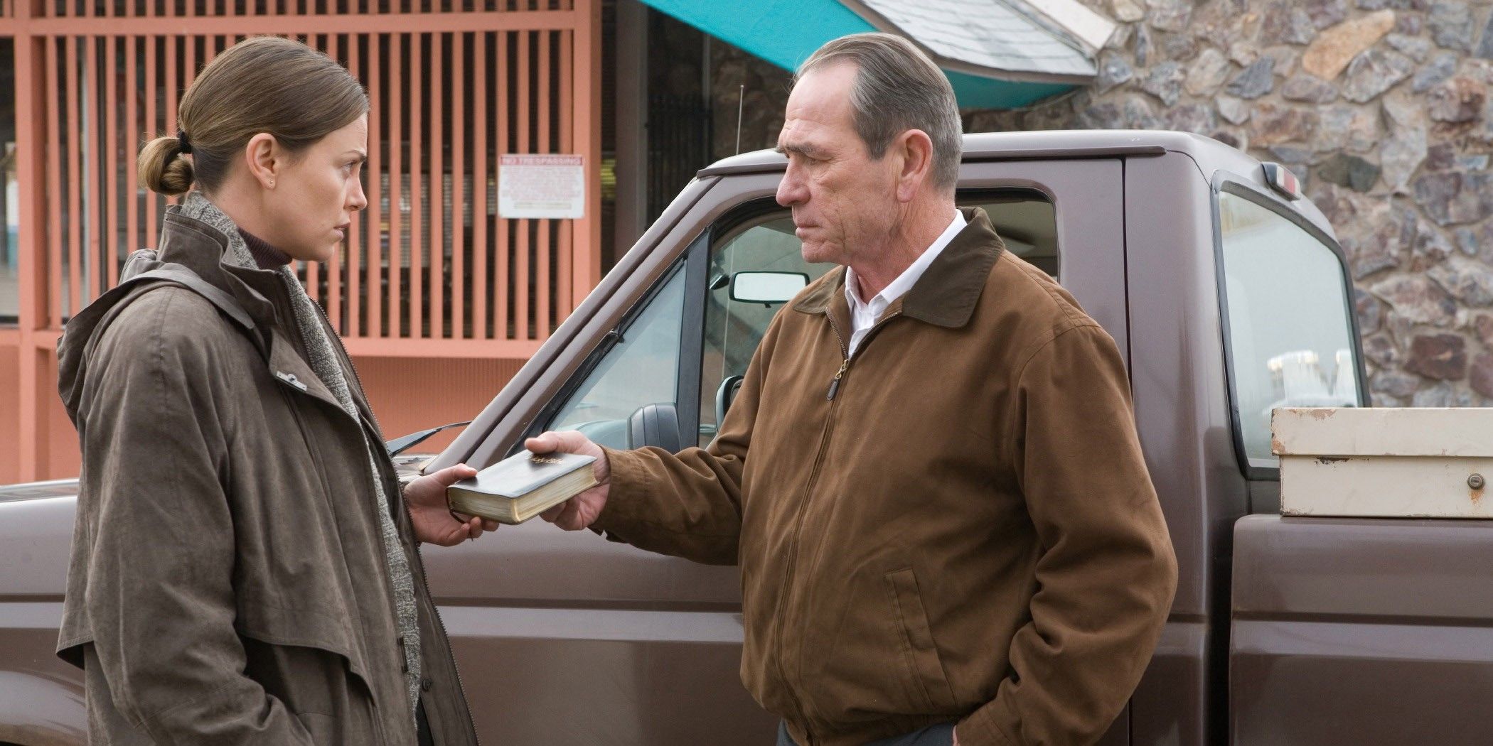 Charlize Theron and Tommy Lee Jones in 2007&rsquo;s In The Valley of Elah