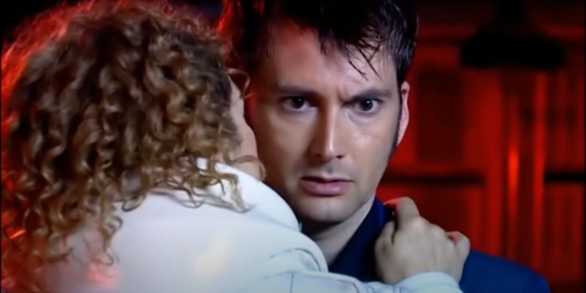 River Song sussurrando na orelha do décimo médico, episódio de Doctor Who Forest of the Dead