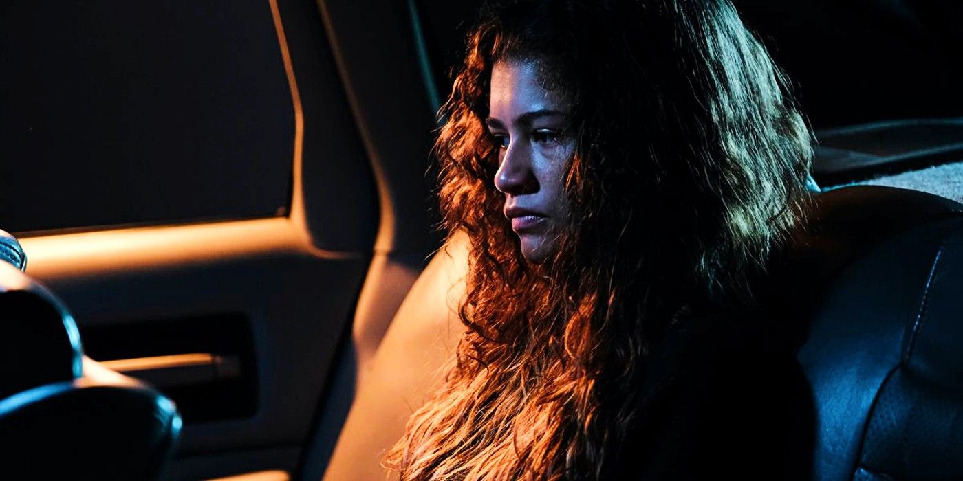 Zendaya como Rue sentada em um carro na 2ª temporada de Euphoria