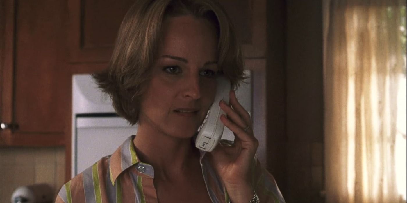 Helen Hunt on the phone in Cast Away