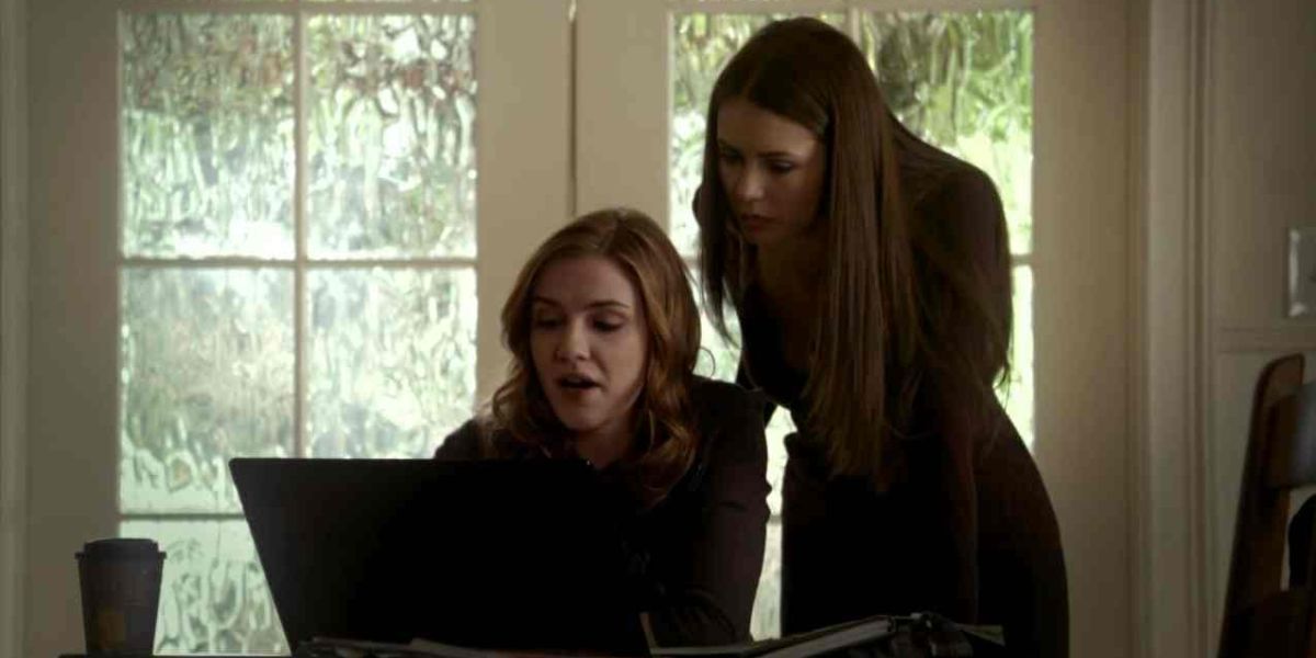 Jenna and Elena looking at a computer in The Vampire Diaries