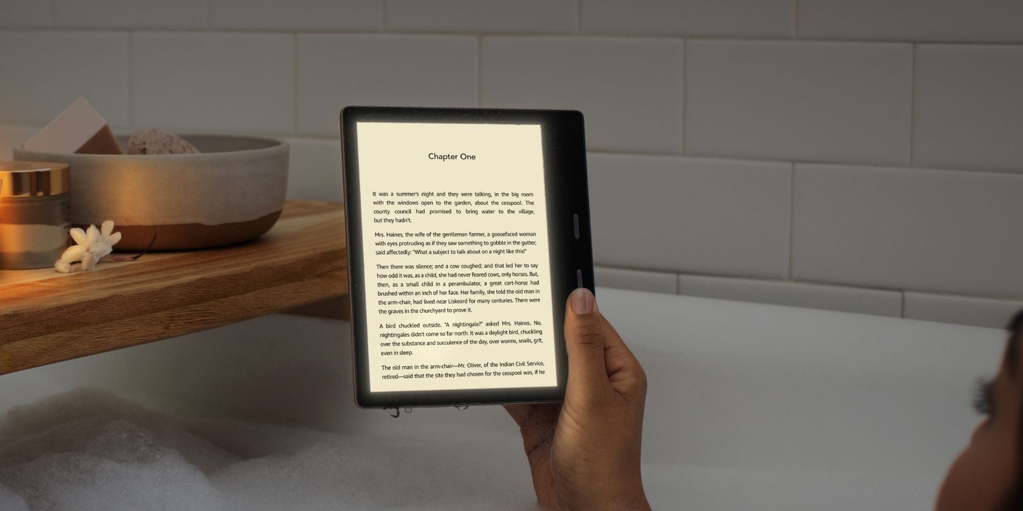 Seseorang membaca Kindle di kamar mandi