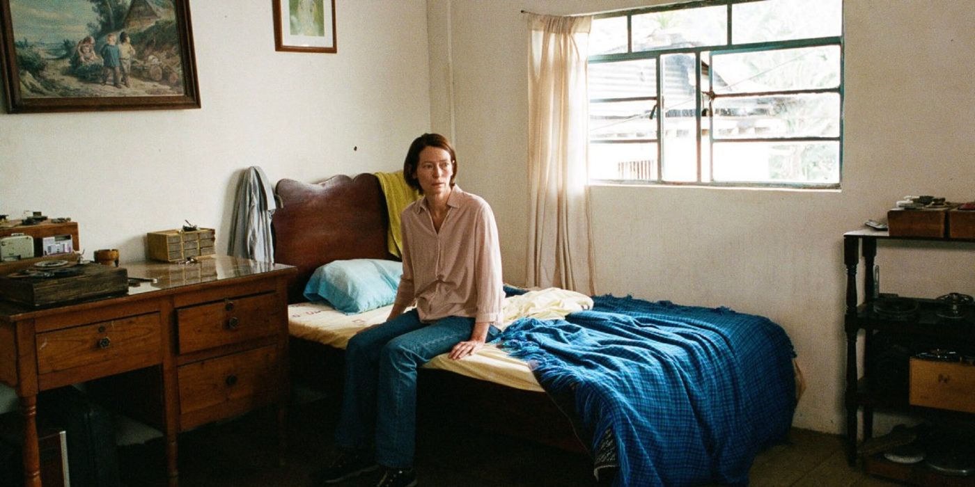Jessica (Tilda Swinton) sitting in her bed in Memoria