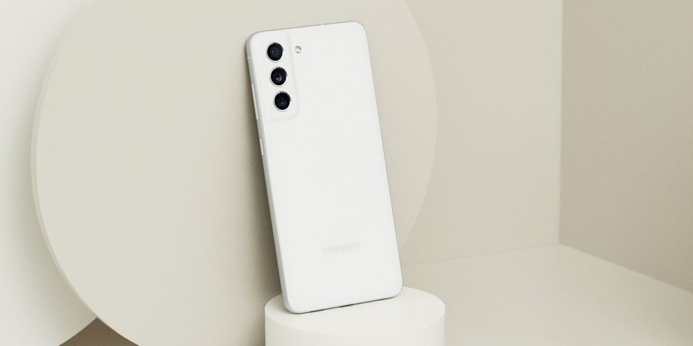 Samsung Galaxy S21 FE in white