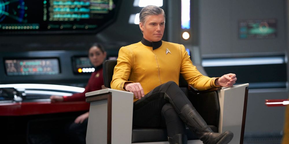Pike se senta em sua cadeira em Star Trek: Strange New Worlds