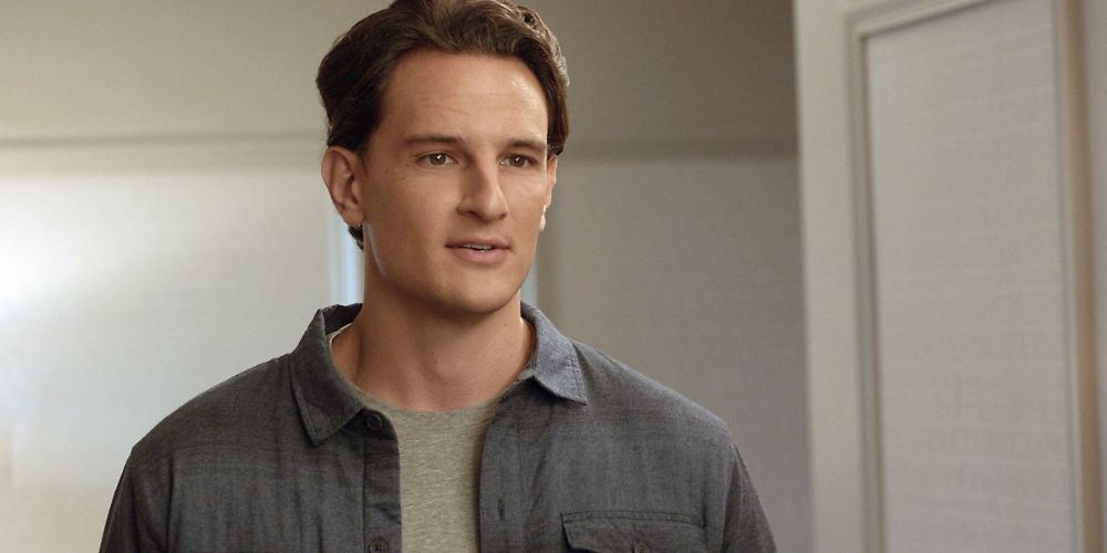 Logan wears a gray jacket on 4400