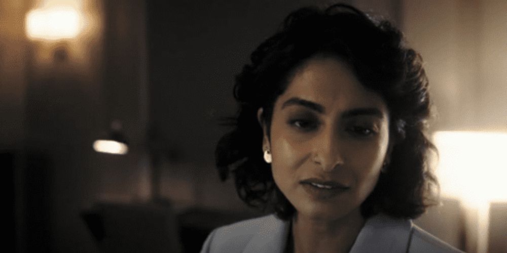 Soraya wears a grey blazer and earrings on 4400