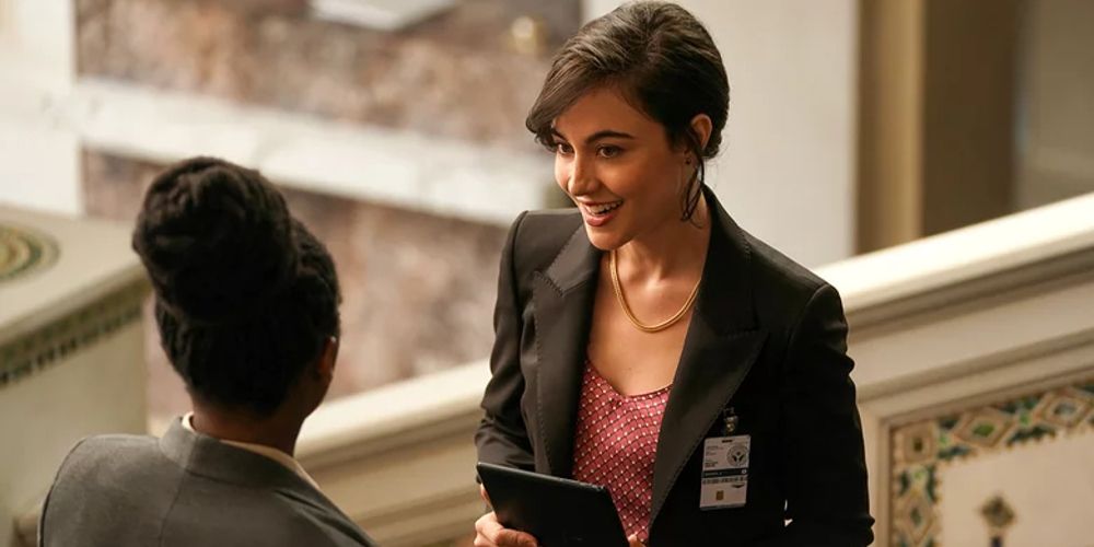 Jessica smiles at Keisha in a stairwell on 4400