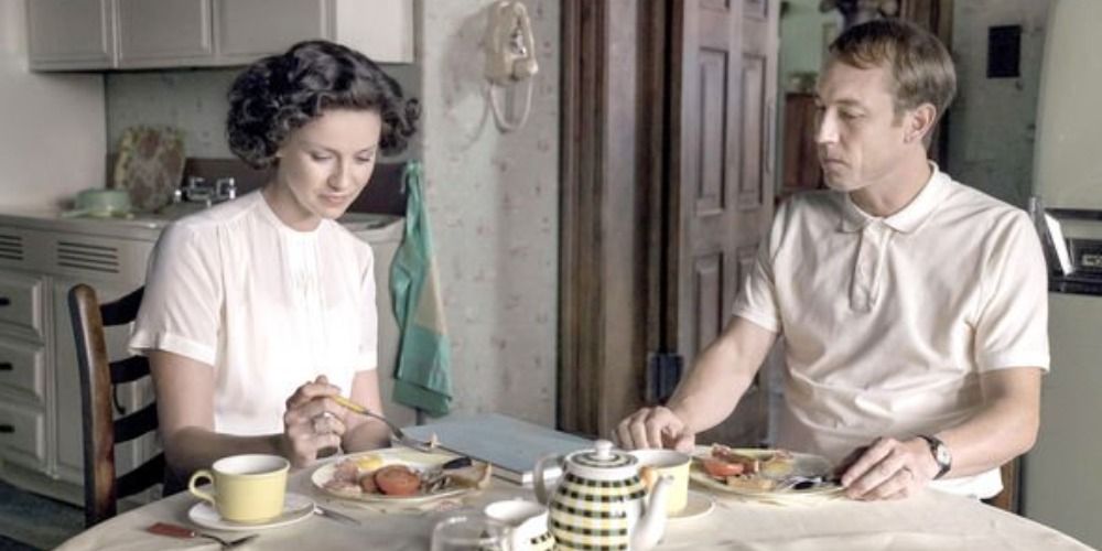An image of Frank and Claire eating breakfast together in Outlander