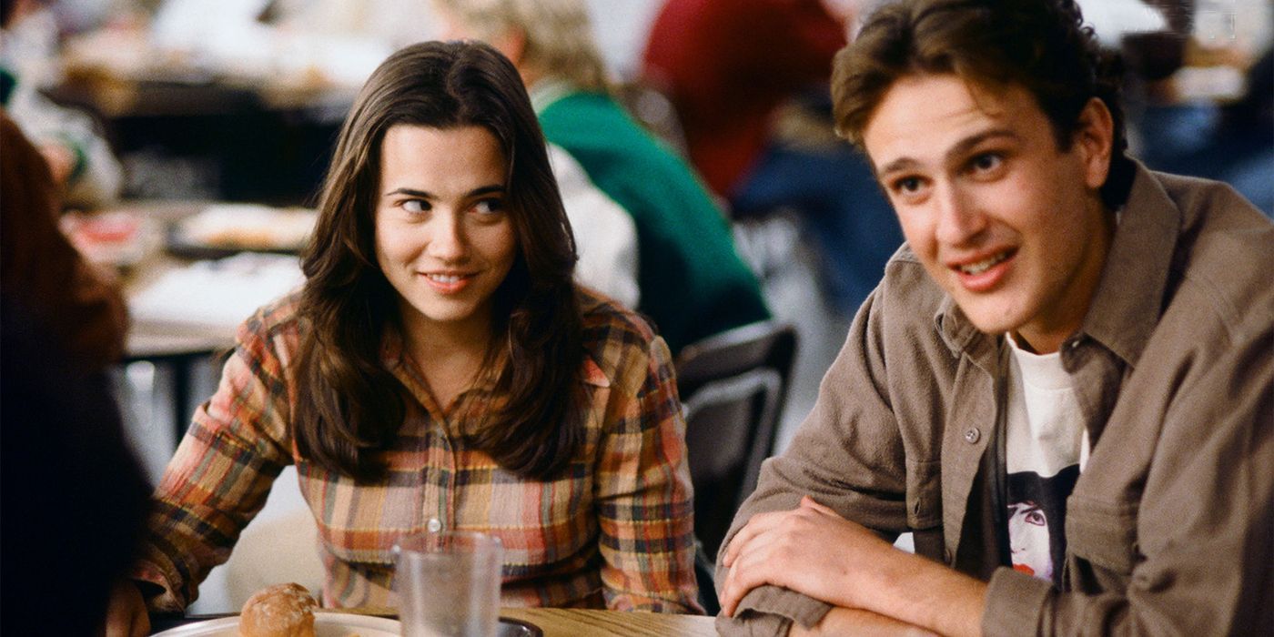 An image of Linda Cardellini and Jason Segel smiling together in Freaks and Geeks