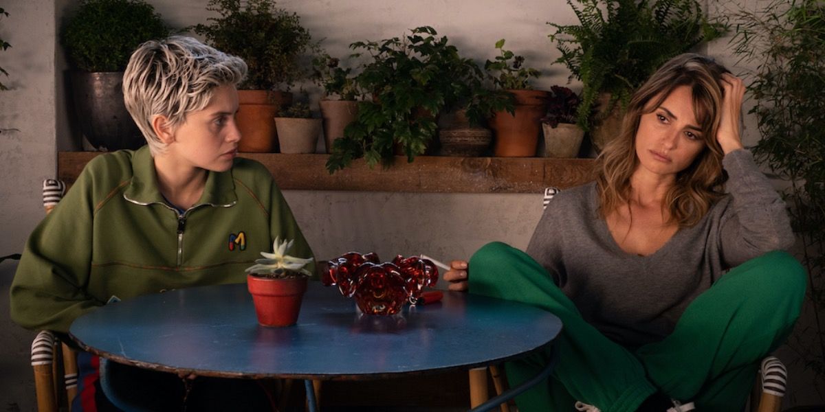 Still of Ana and Janis sitting together in Parallel Mothers