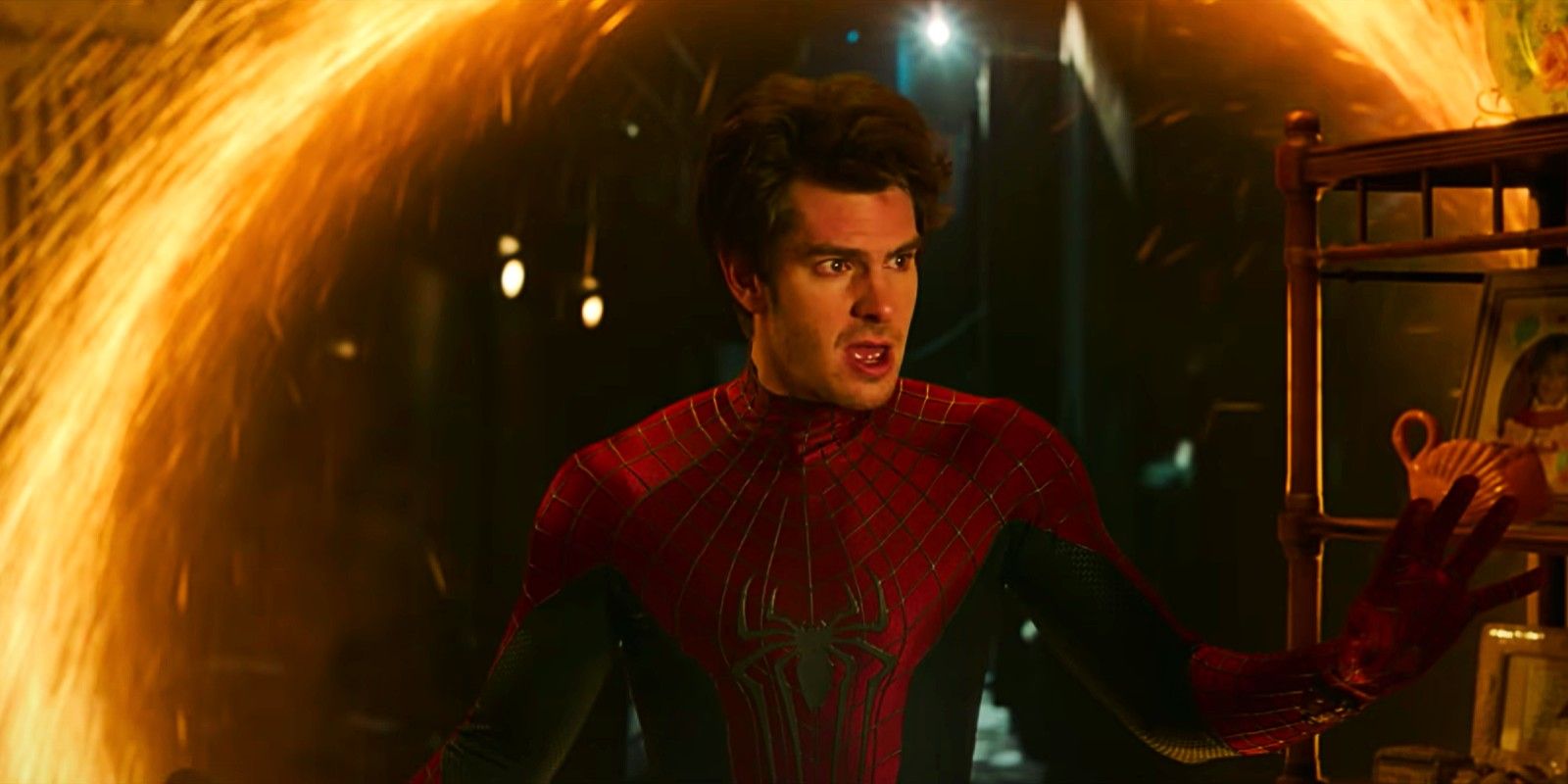 Peter 3 andando por um portal em Spider Man No Way Home