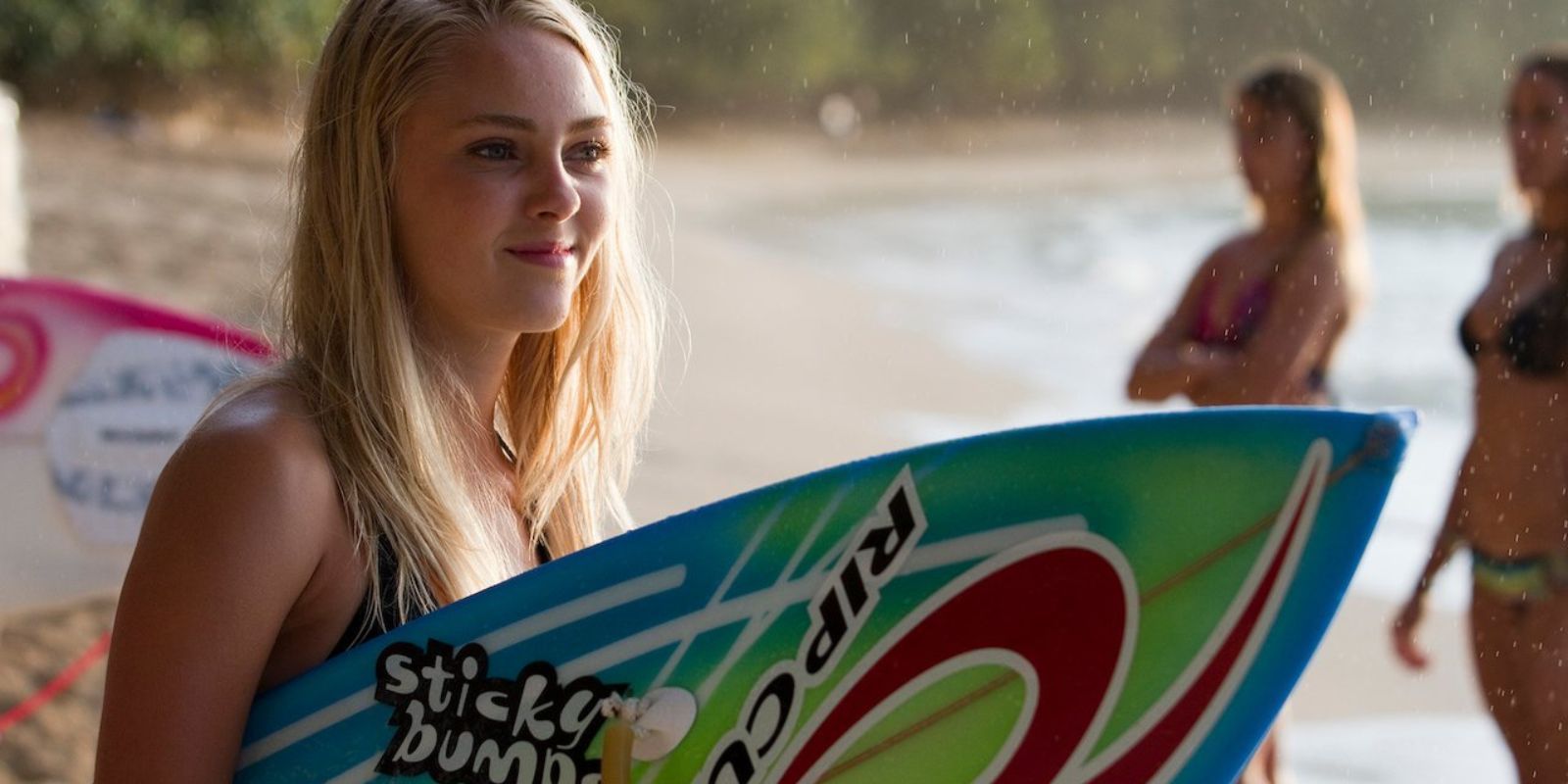 AnnaSophia Robb holds a surfboard in Soul Surfer