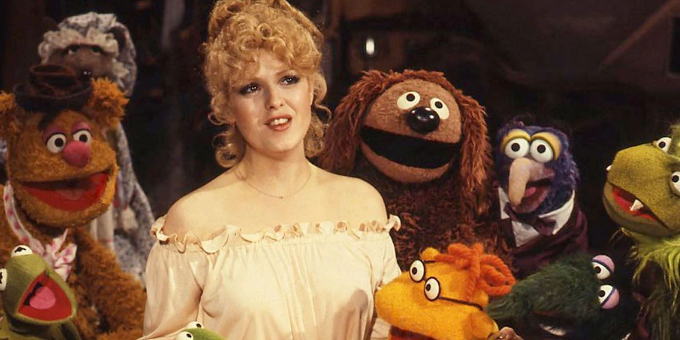 Bernadette Peters and a Muppet ensemble singing together in The Muppet Show