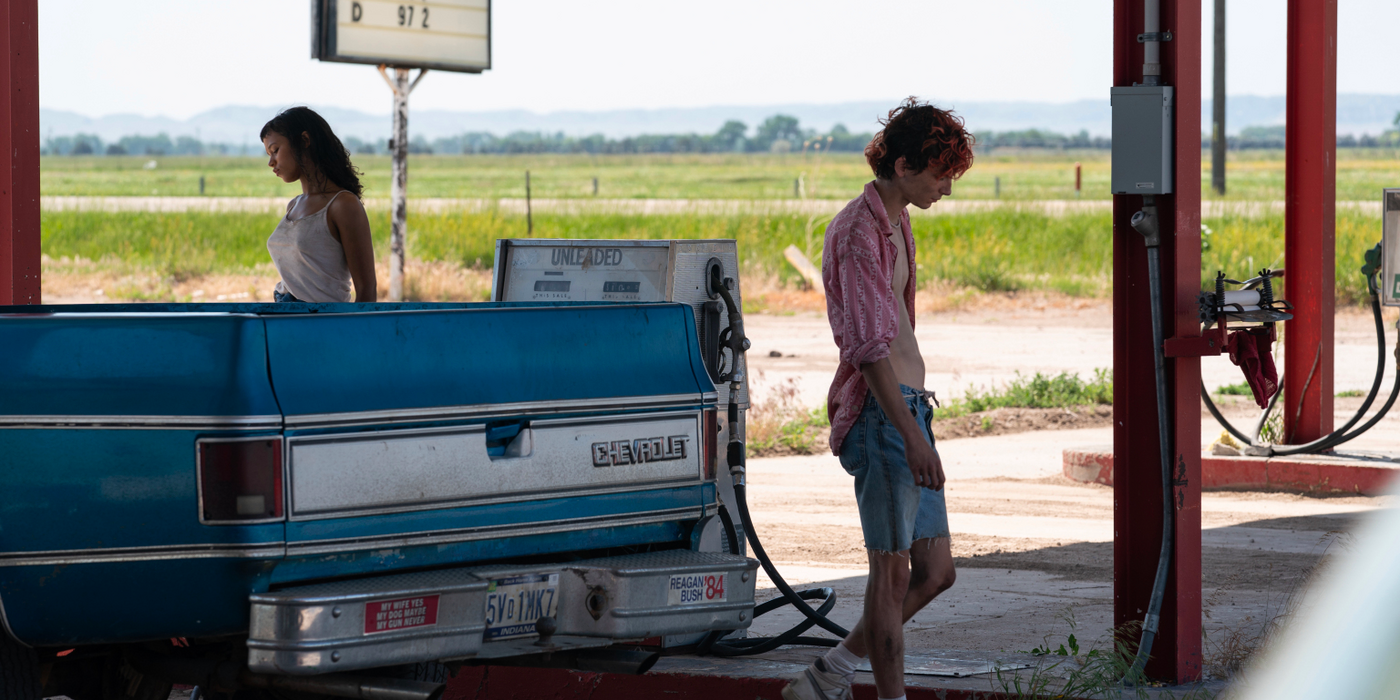 Lee (Timothee Chalamet) przechodzi obok ciężarówki na stacji benzynowej w Bones and All.